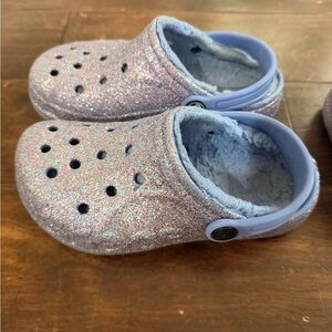 CROCS Kids Glitter Clogs with Plush Lining in Lavender
